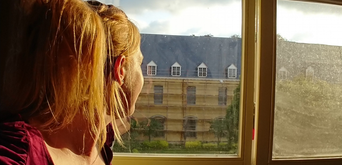 Maaike van Dijk op de rug gezien, tijdens een van de retraites