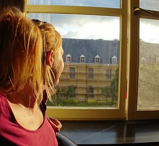 Maaike van Dijk op de rug gezien, tijdens een van de retraites