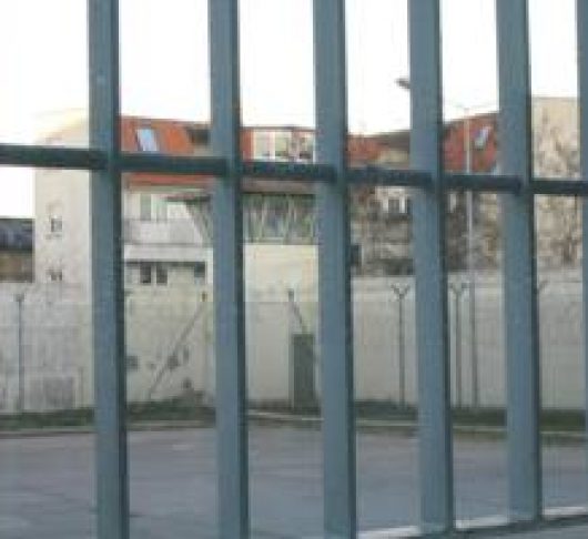 Ik sta buiten voor het gesloten centrum.