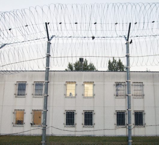 Uitsluiting en goddelijke insluiting  Grenservaringen van een zielzorger bij illegalen.